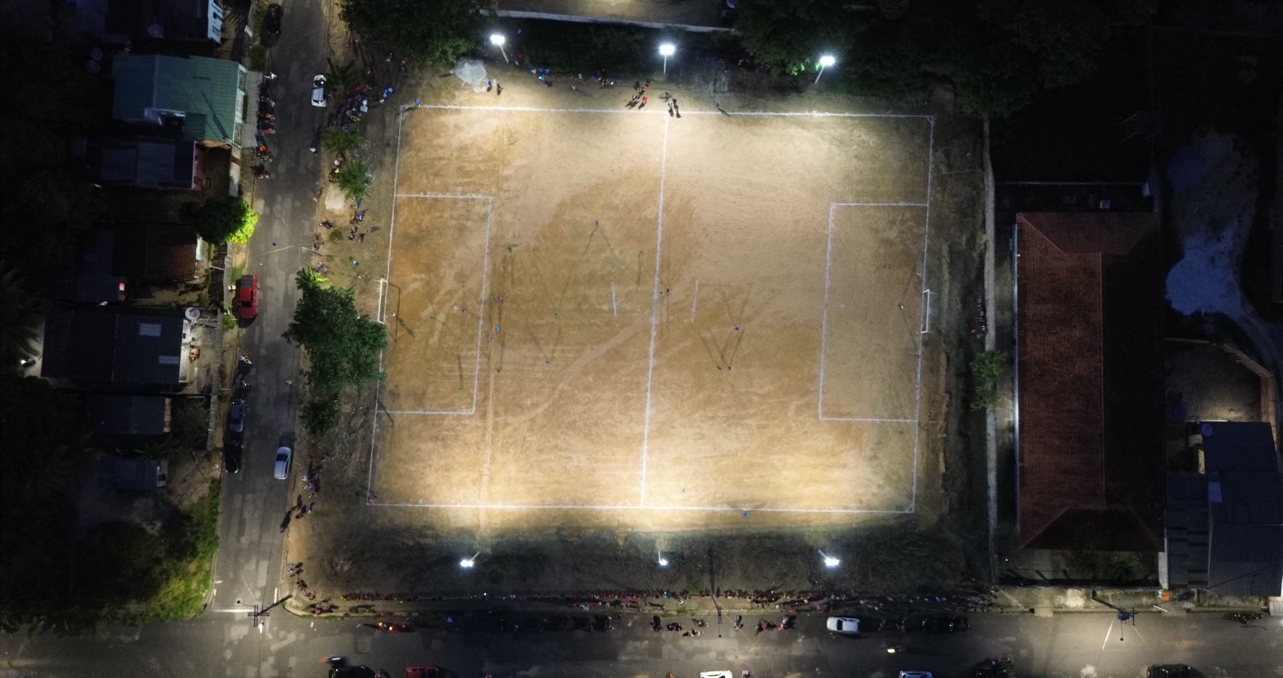Iluminação em LED Transforma Campo de Futebol no Bairro São Pedro em Ponto de Encontro Noturno